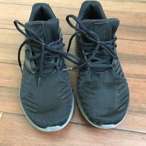 Mens Adidas Alphabounce Rc 2 athletic shoes in size 9. Black in color Aq0551